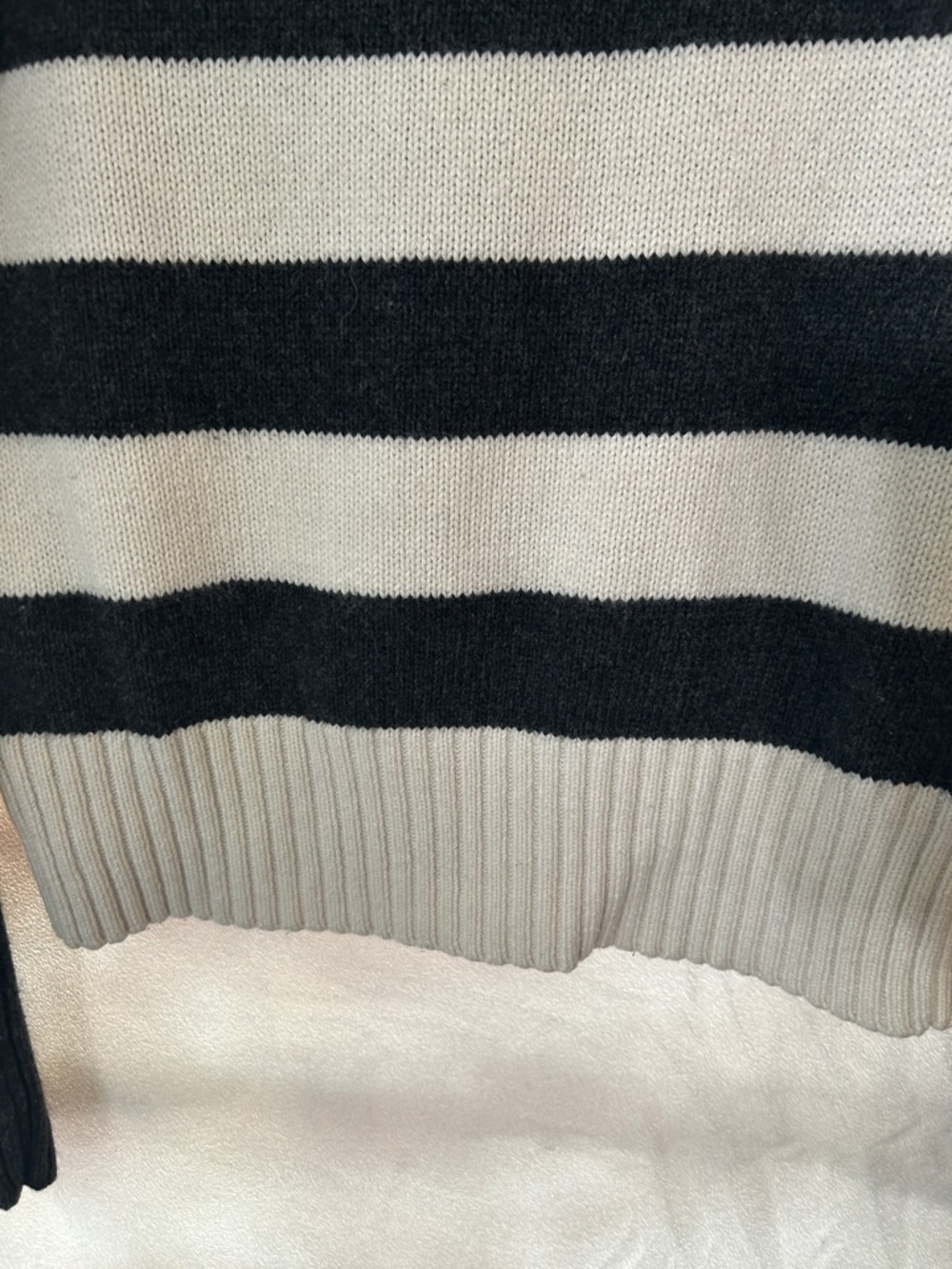 American Eagle Striped V-Neck Sweater in Gray & Cream-size Large - Picture 10 of 11